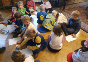 Dzieci rysują najładniejszy przedmiot w muzeum.