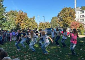 Dzieci naśladują kroki ukałdu tanecznego.
