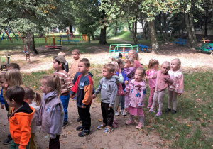 Dzieci słuchają nauczycielki