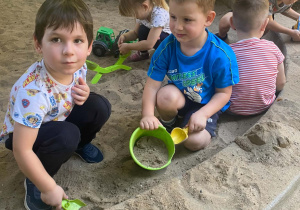 Dzieci bawią się w piaskownicy
