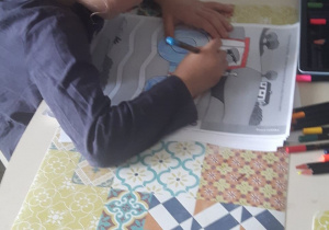 Helenka z grupy 2 pracuje nad kartą pracy