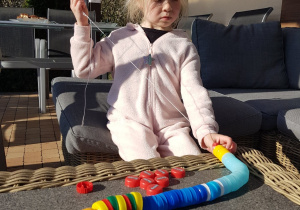 Marysia pracuje nad eko zabawką