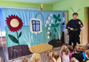 Dzieci oglądają teatrzyk.
