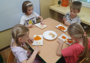 Dzieci kroją warzywa.