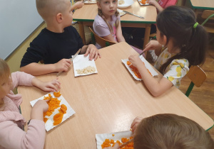 Dzieci kroją warzywa.