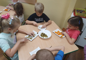 Dzieci kroją warzywa.