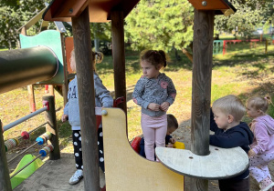 dzieci bawią się w ogrodzie