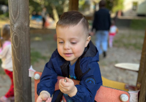 dzieci bawią się w ogrodzie