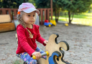 dzieci bawią się w ogrodzie