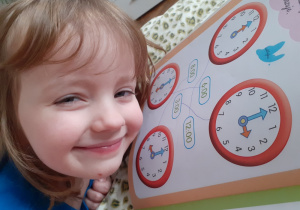Anastazja z grupy 3 uczy się odczytywać godziny na zegarze