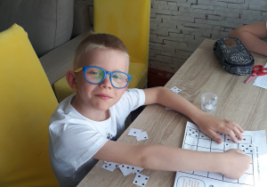 Mateusz z grupy 7 układa sudoku