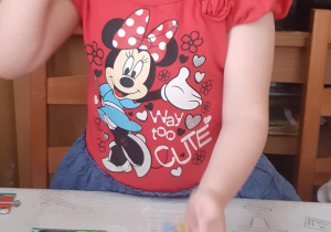Anastazja z grupy 3 układa puzzle
