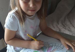 Hania z grupy V koloruje motyla