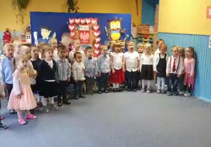 Dzieci z grupy 1 i 2 śpiewają hymn