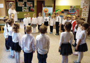 Dzieci z grupy VI śpiewają hymn