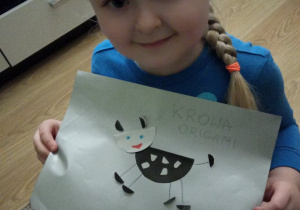 Oliwia z grupy 2 wykonała pracę " Krowa" z origami