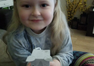 Oliwia z grupy 2 złożyła z origami świnkę