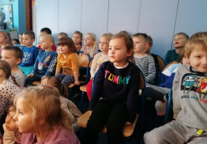 Dzieci oglądaja przedstawienie