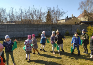 Dzieci kolorowymi chusteczkami wyganiają zimę