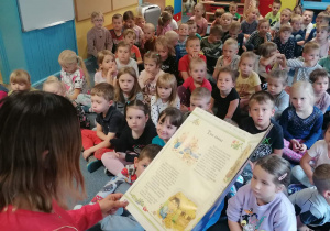 Dzieci słuchają czytanej bajki.