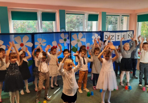 Dzieci ilustrują piosenkę ruchem.