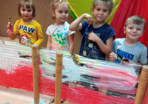 Dzieci malują na folii flagę Polski