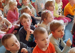 Dzieci słuchają opowiadania autorki.