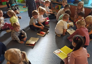 Dzieci oglądają książki autorstwa Pani Ewy Chotomskiej