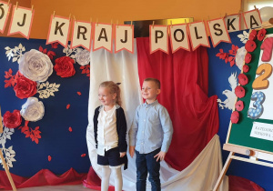 Dzieci recytują wiersz o Polsce.