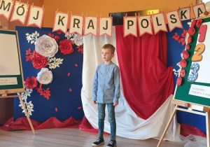 Chłopiec recytuje wiersz o Polsce.