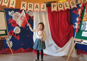 Dziewczynka recytuje wiersz o Polsce.