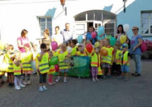 Dzieci w kolorowym korowodzie przed Urzędem Miasta