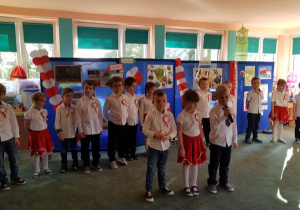 Dzieci z grupy siódmej recytują wiersz o Polsce