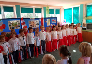 Dzieci wspólnie odśpiewują hymn