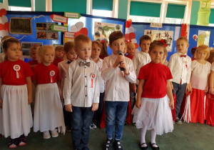 Dzieci z grupy czwartej recytują wiersz o Polsce