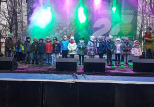 Dzieci z grupy szóstej prezentują się na dużej scenie w miejskim parku