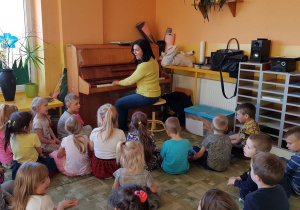 Pani Ania gra na pianinie dzieci śpiewają