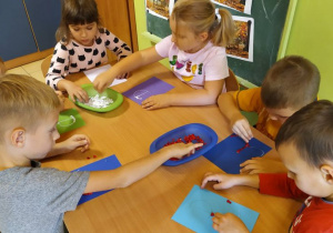 Dzieci w trakcie wykonywania kartek