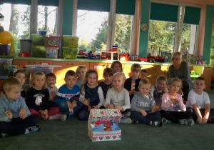 Dzieci z GR VI wraz z Panią Iwoną prezentują zebrane dary