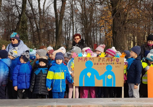 Dzieci w parku przedstwiają transparent z prawami dziecka