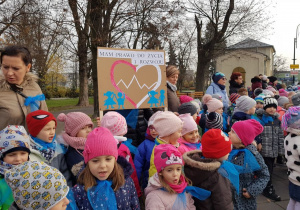 Dzieci w parku przedstwiają transparent z prawami dziecka